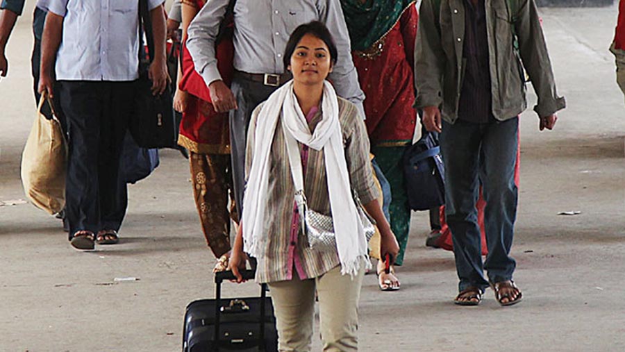 Holidaymakers start returning to Dhaka