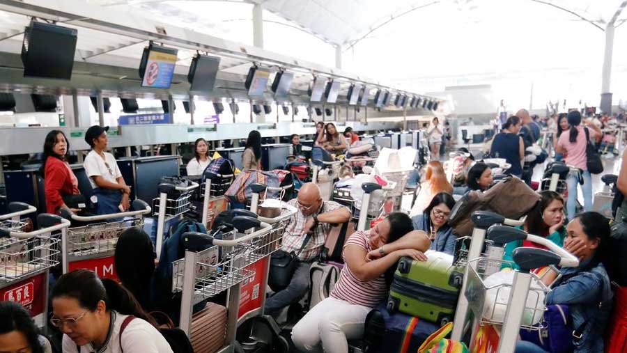 Protests disrupt Hong Kong airport for second day