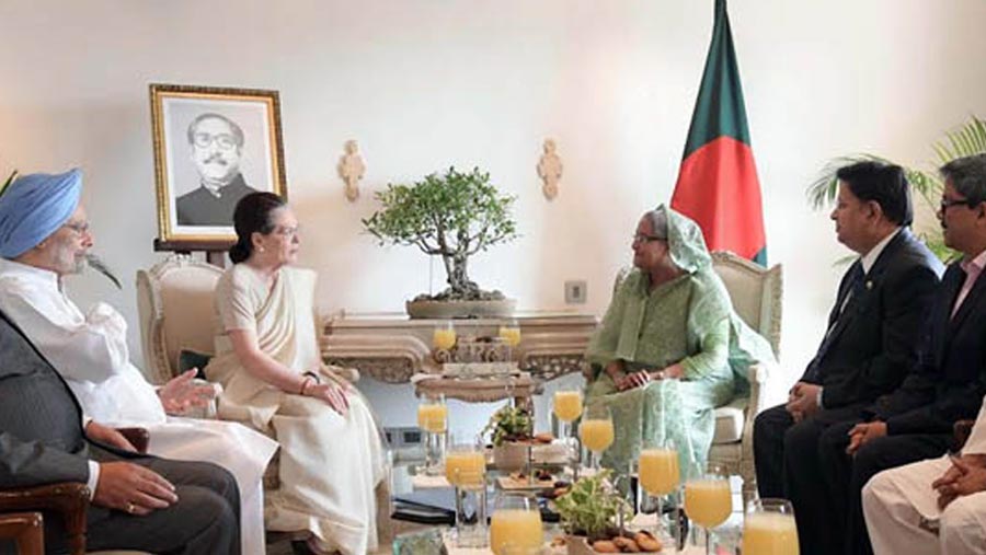 PM exchanges pleasantries with Sonia Gandhi