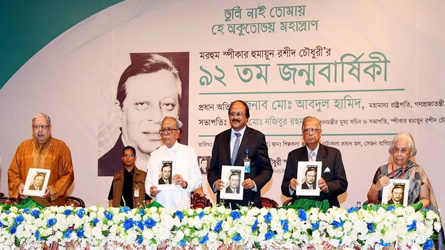 Politicians must ensure healthy political environment, President