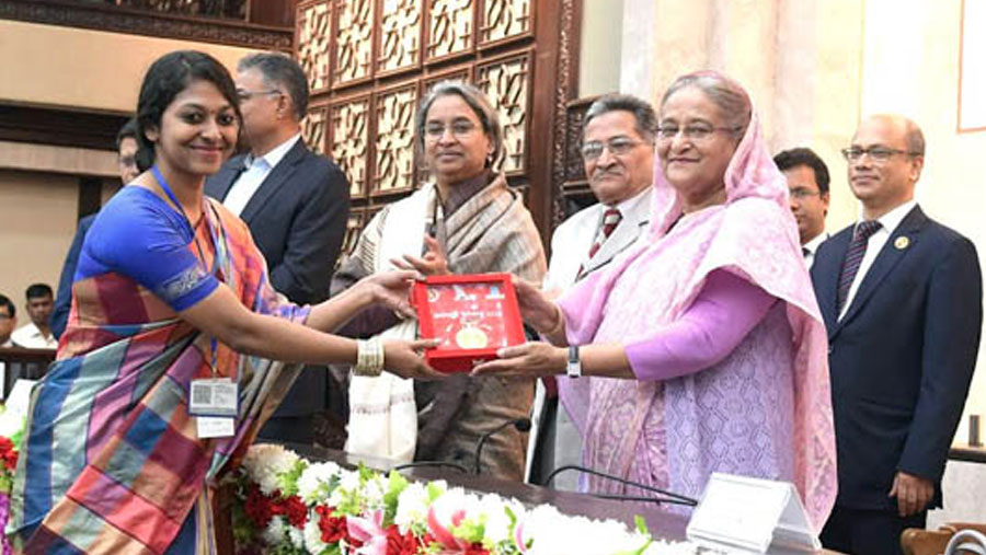 PM distributes Gold Medal to 172 students
