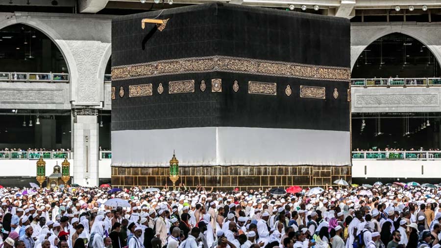 Saudi Arabia suspends entry for pilgrims over coronavirus