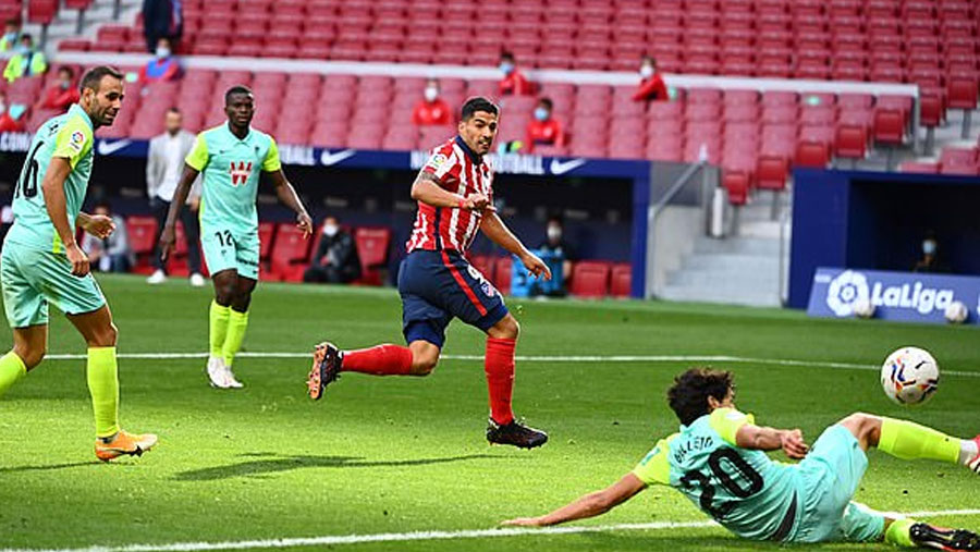 Suarez scores twice on Atletico debut