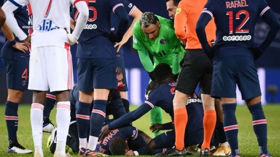 Lyon defeat PSG as Neymar stretchered off with injury