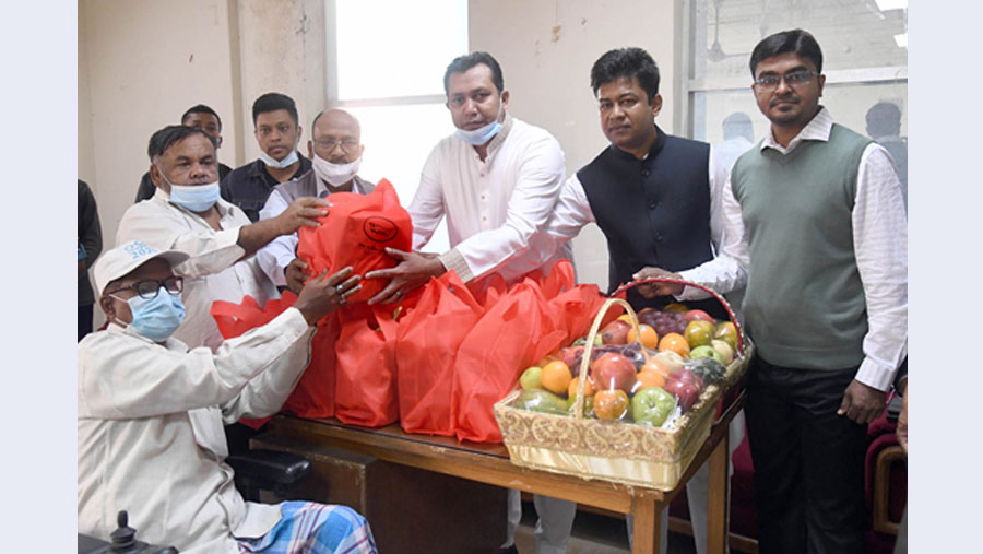 PM greets freedom fighters with gifts on Victory Day