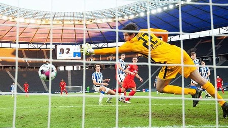 Leipzig power past Hertha to close in on Bayern
