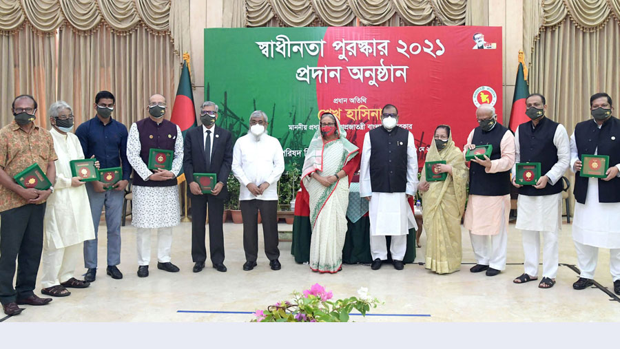 PM hands over Independence Award 2021