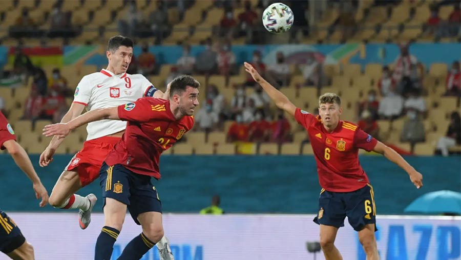 Lewandowski scores as Spain draw with Poland
