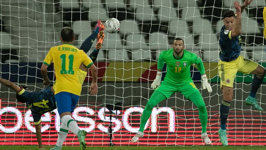 Late goal gives Brazil win over Colombia