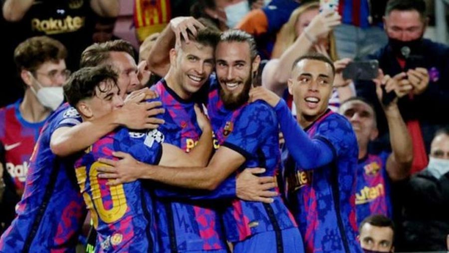 Pique keeps Barca alive in Champions League