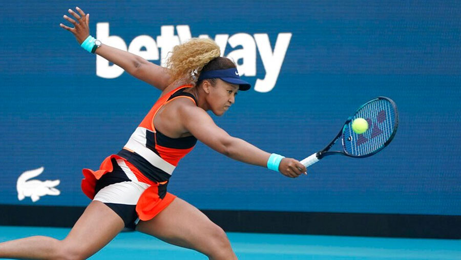 Osaka into quarters, Swiatek cruises