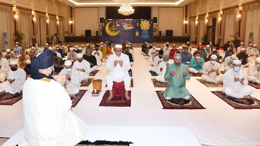 President Hamid offers Eid prayers at Bangabhaban