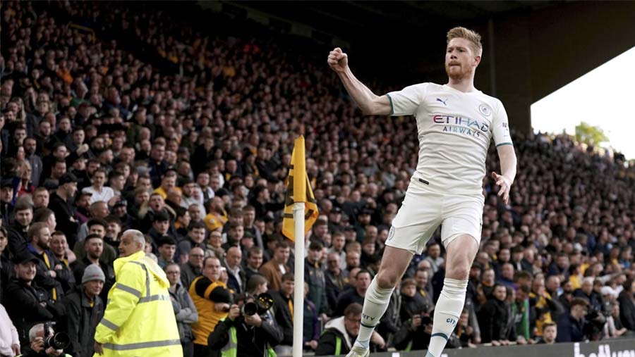 De Bruyne scores four to send Man City clear