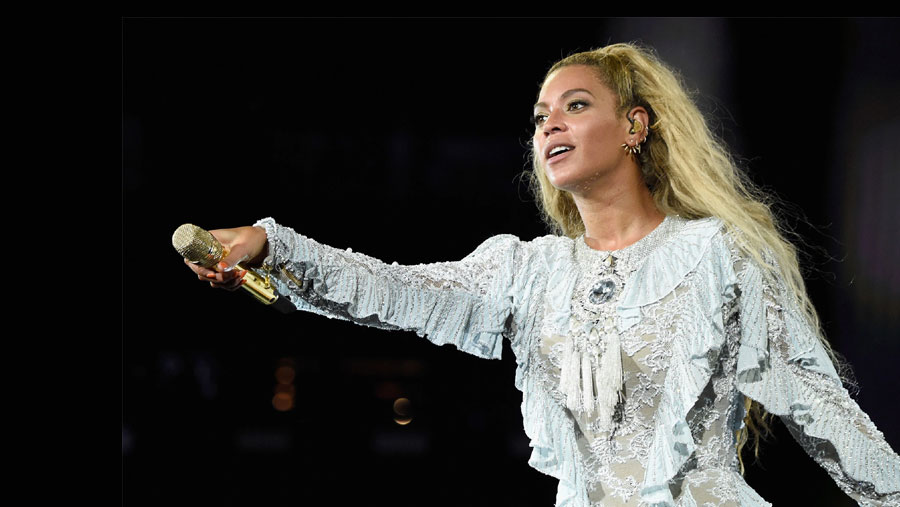 Beyonce tops U.S. chart for first time in over a decade