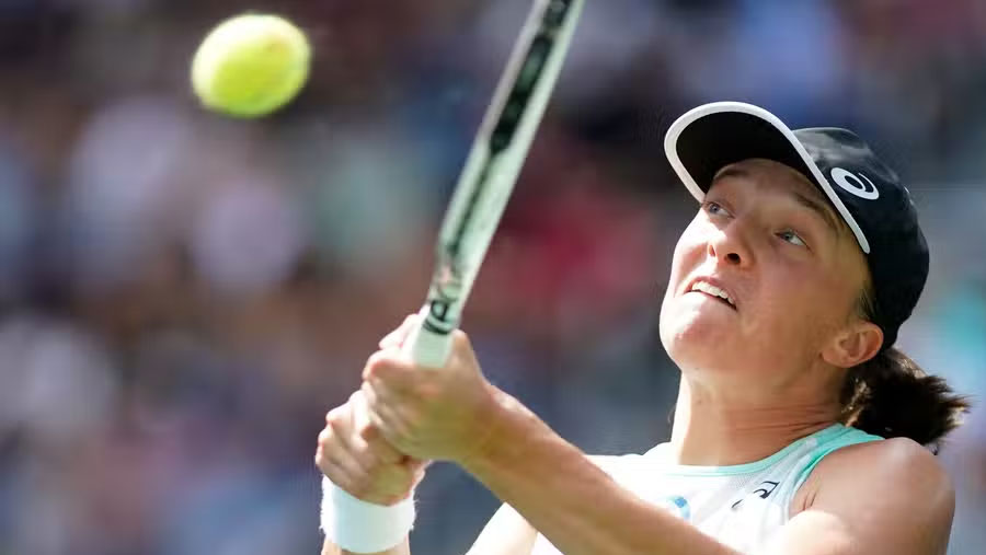 Swiatek fights back to avoid US Open upset