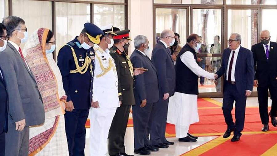 President Hamid returns home after overseas treatment