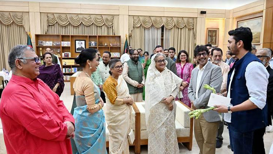 PM hosts dinner in honour of artistes of 'Mujib' biopic