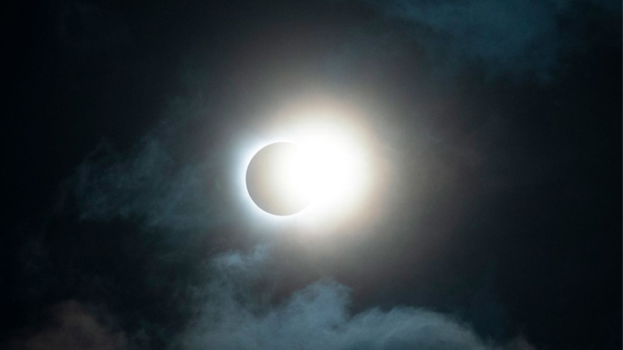 North America awed by total solar eclipse