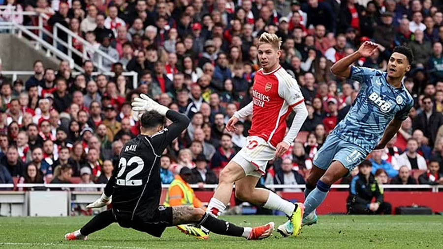Late Villa goals dent Arsenal's title challenge