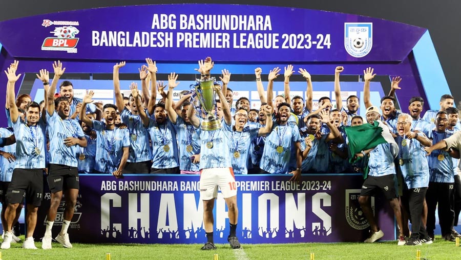 Champions Kings receive BPL trophy after 2-2 draw