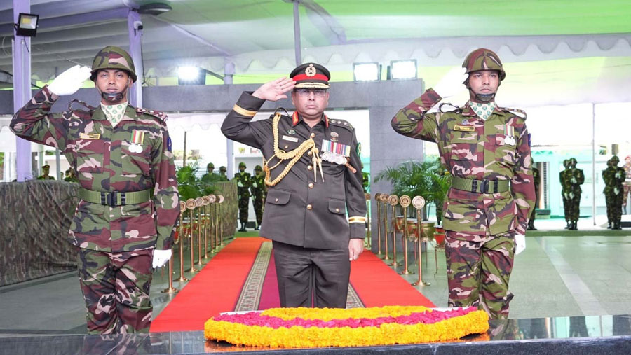 Army chief places wreaths at Bangabandhu's portrait