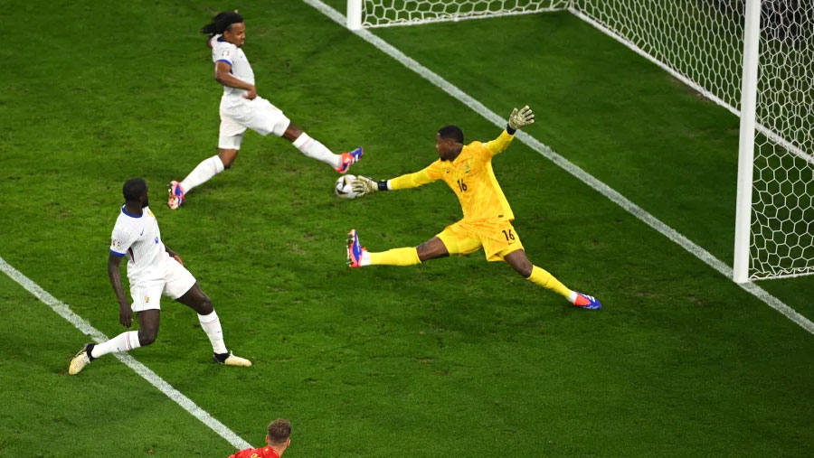 Spain beat France to reach Euro final