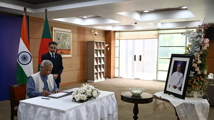 Yunus pays homage to Manmohan Singh